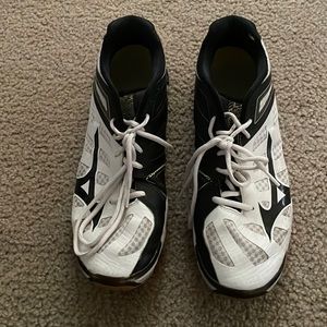 Lightly loved, black/white women’s mizuno lightning wave RX3, size 11.5W